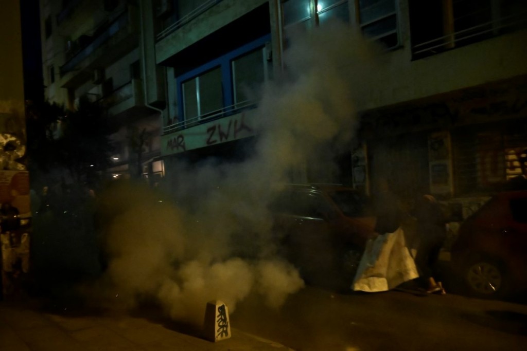 Επεισόδια στα Εξάρχεια μετά από πορεία – Τρεις προσαγωγές