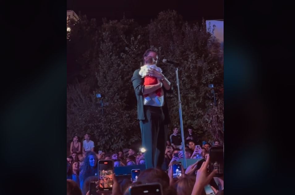 Ο Νίκος Οικονομόπουλος τραγούδησε σε συναυλία κρατώντας ένα μωρό αγκαλιά – Ερωτευτείτε ελεύθερα! (vid)
