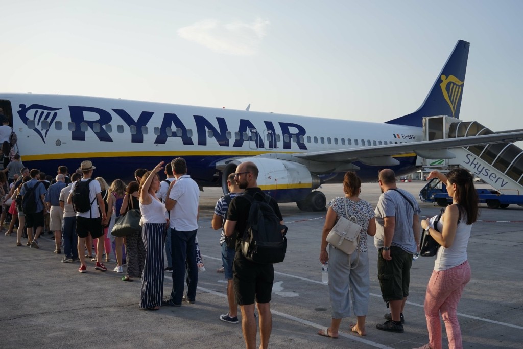 Η Ryanair “αποχαιρετά” την Ελλάδα – Κλείνει τη βάση της στην Αθήνα για τον χειμώνα