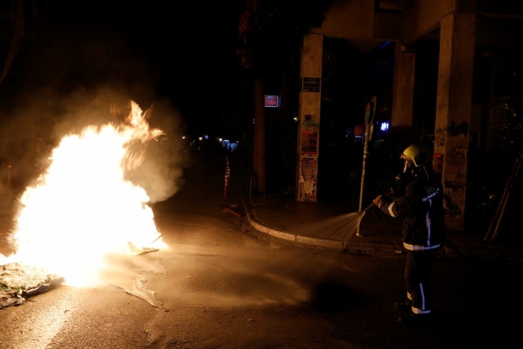 Δυο προσαγωγές και μια σύλληψη στα Εξάρχεια μετά τα επεισόδια