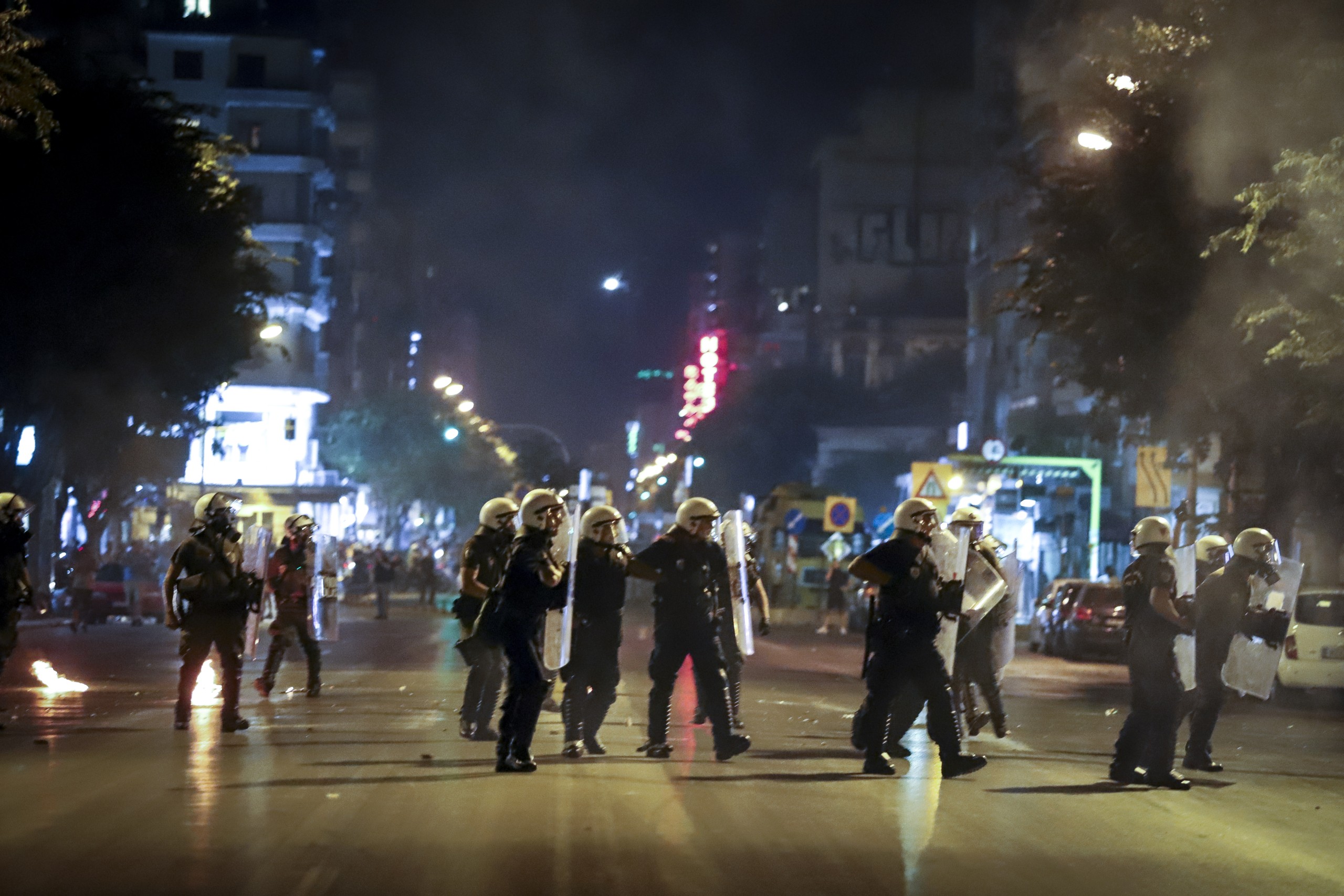 Σκηνικό πολέμου στο ΑΠΘ το βράδυ της Παρασκευής – Έπεσαν χημικά στη συναυλία του Θανάση Παπακωνσταντίνου (vids)