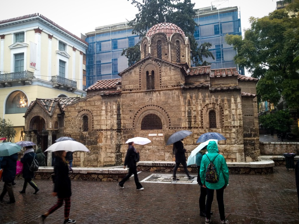 Πέφτει κι άλλο η θερμοκρασία – Τοπικές βροχές και σποραδικές καταιγίδες την Παρασκευή