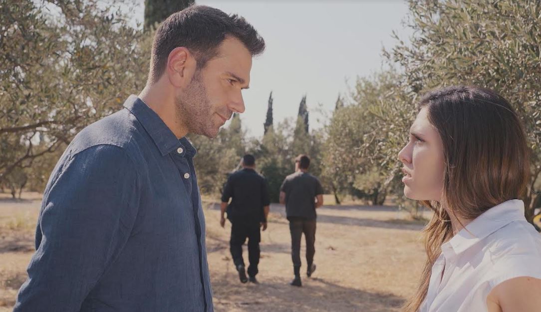 H Γη της Ελιάς – Ο Κωνσταντίνος καταλαβαίνει πώς λειτουργεί με σχέδιο ο Δημοσθένης