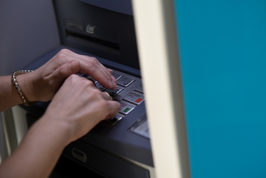 Παγίδευσαν ΑΤΜ και κατάφεραν να υποκλέψουν στοιχεία εκατοντάδων τραπεζικών καρτών