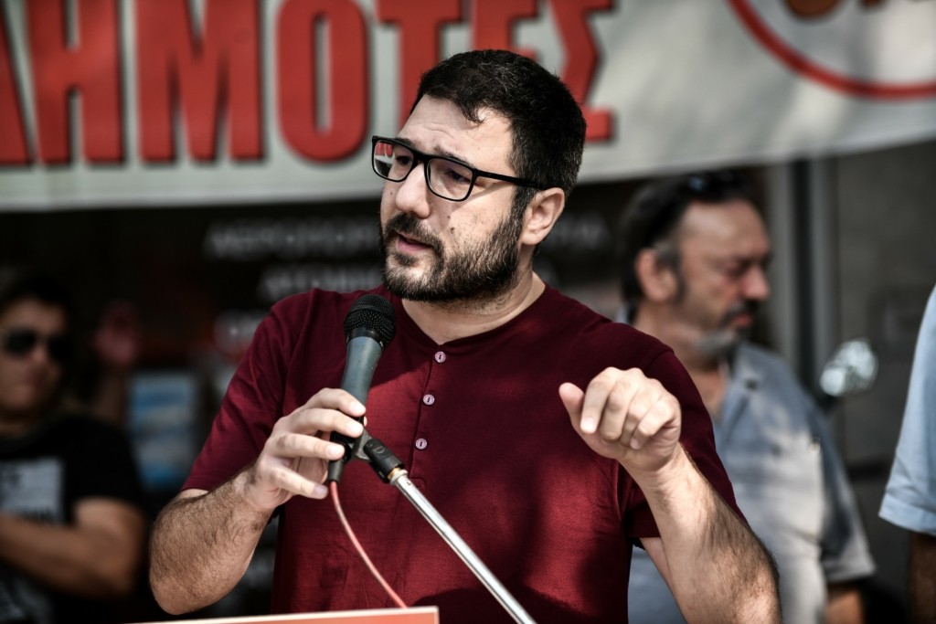 “Όποιος δεν προσαρμόζεται πεθαίνει” – ΣΥΡΙΖΑ κατά του “δόγματος” Μητσοτάκη