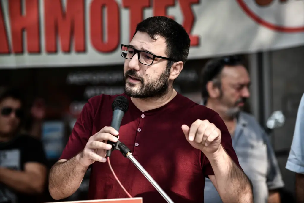 “Όποιος δεν προσαρμόζεται πεθαίνει” – ΣΥΡΙΖΑ κατά του “δόγματος” Μητσοτάκη