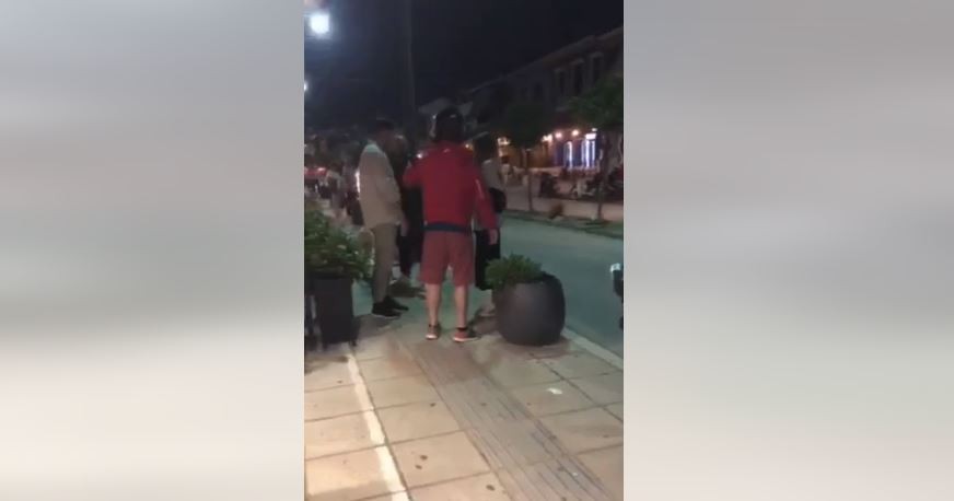 Απαράδεκτος! Άνδρας κλωτσάει σκύλο στη μέση του δρόμου αδιαφορώντας για τον κόσμο γύρω του (ΣΚΛΗΡΟ ΒΙΝΤΕΟ)