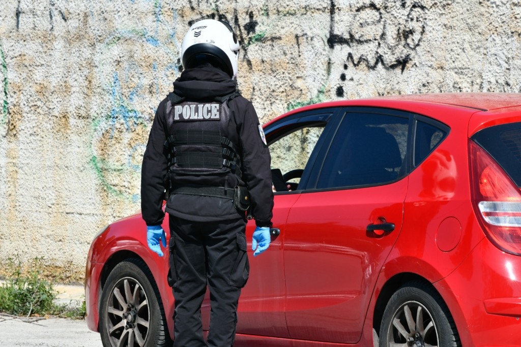 Παρίστανε τον αστυνομικό, λήστεψε μετανάστη και τον παρέσυρε με τη μηχανή