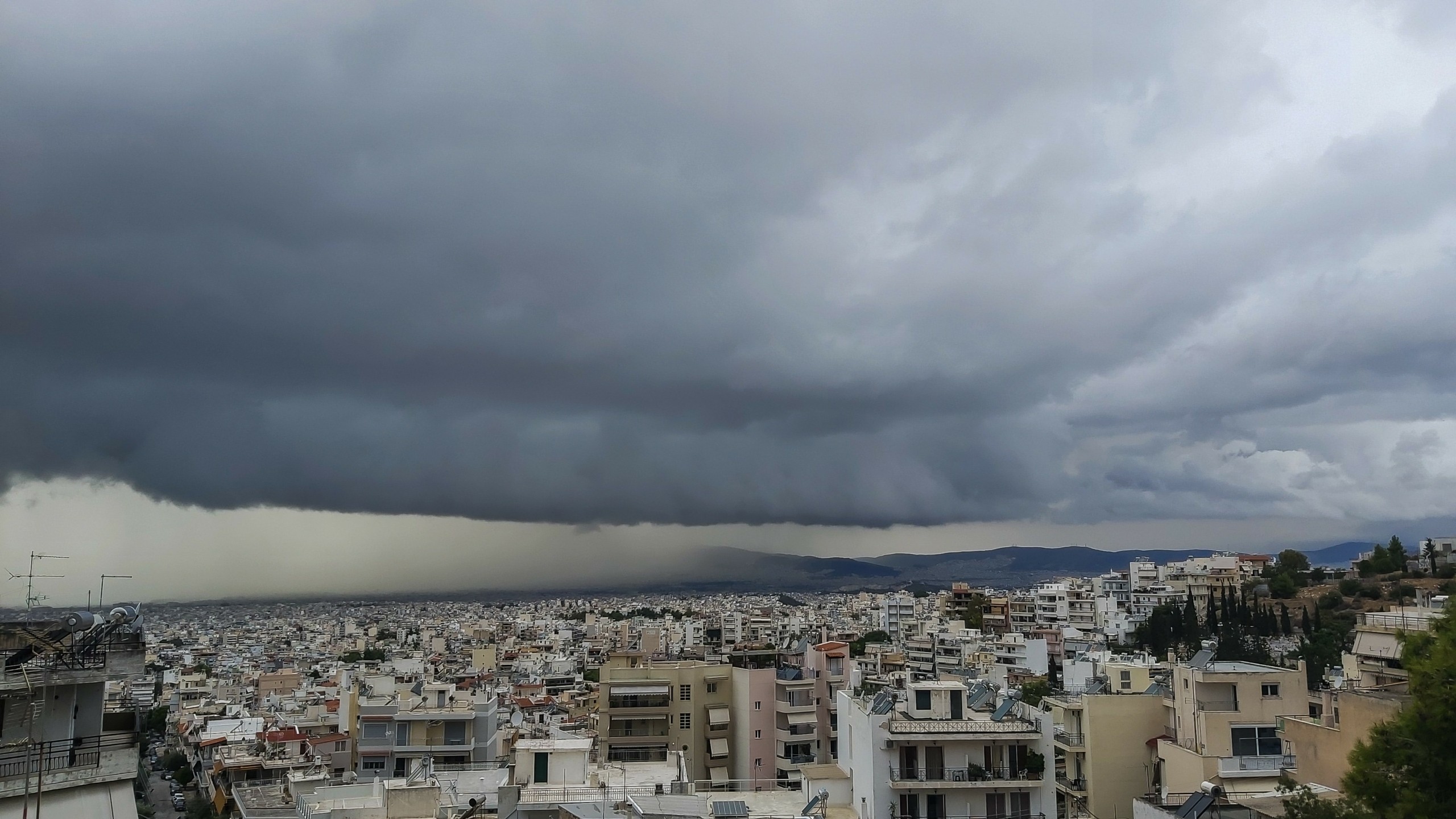 Φθινοπωρινό το σκηνικό του καιρού την Παρασκευή με βροχές και καταιγίδες