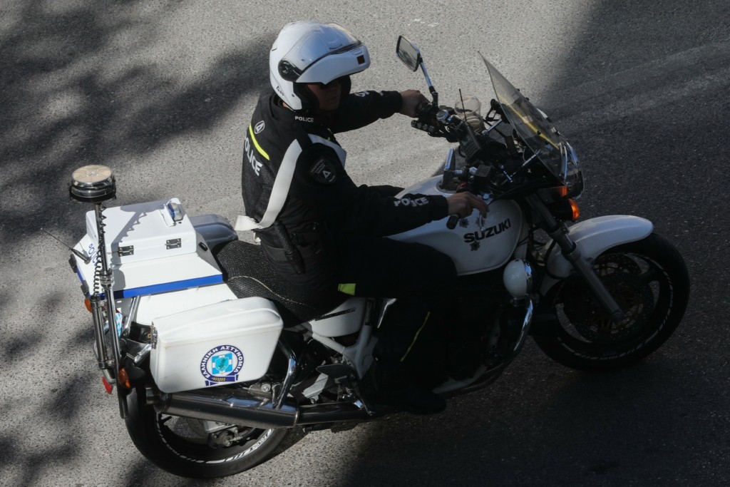 Βίντεο – ντοκουμέντο – Τέσσερα άτομα στην Κρήτη ξυλοκόπησαν αστυνομικό που προσπάθησε να σταματήσει καυγά (vid)