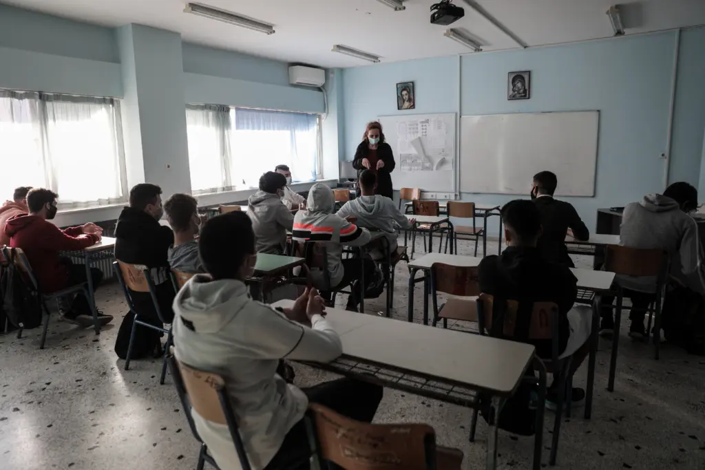 Πώς θα ανοίξουν τα σχολεία τη Δευτέρα – Ποιοι πρέπει να κάνουν τεστ – Το πλάνο για τη θέρμανση (vid)