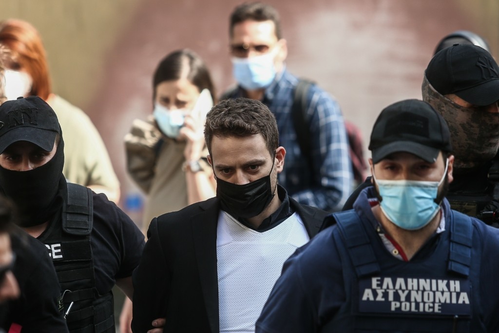 Η μητέρα του Μπάμπη Αναγνωστόπουλου αρνήθηκε ποια είναι μπροστά στην κάμερα – “Λάθος κάνετε” (vid)