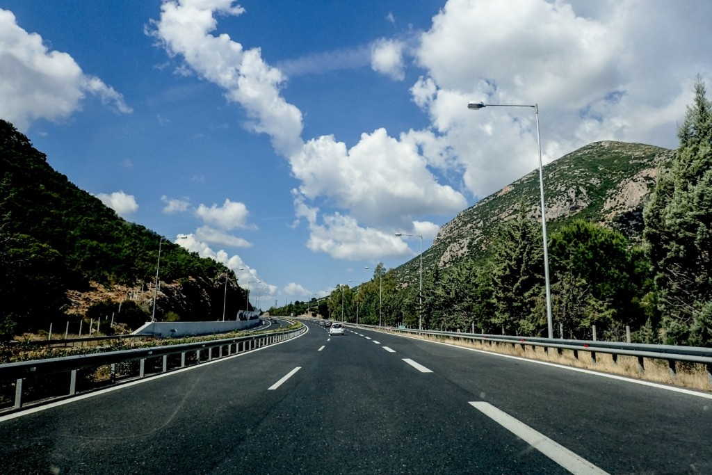 Ηλιοφάνεια στο μεγαλύτερο μέρος της χώρας, αλλά και τοπικές βροχές με ισχυρούς ανέμους την Πέμπτη