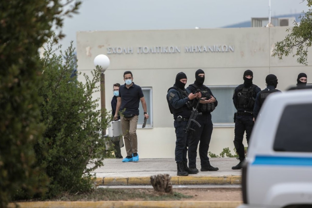Στον ανακριτή οι 22 συλληφθέντες της Πολυτεχνειούπολης – Προκλητικοί και κάνοντας “πλάκα” πέρασαν τις πόρτες των δικαστηρίων
