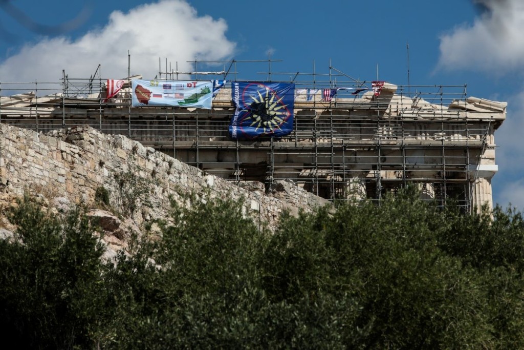 Κατέβηκε από την κορυφή του Παρθενώνα ο άνδρας που κρέμασε τέσσερις σημαίες – Μετά από πολλές ώρες σταμάτησε τις “βόλτες”