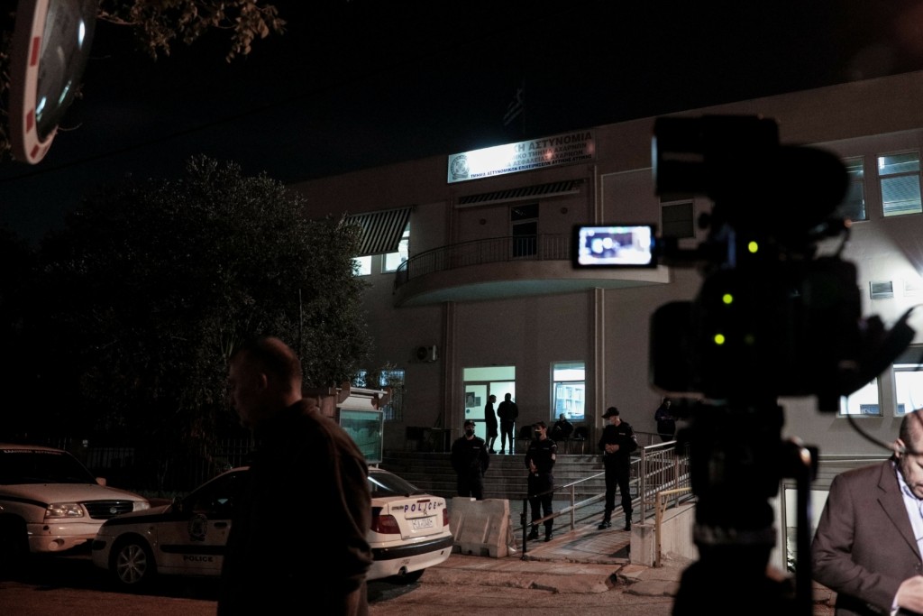Επεισοδιακή απόδραση κρατουμένων από το ΑΤ Χαϊδαρίου – Χτύπησαν αστυνομικούς και έγιναν “καπνός”