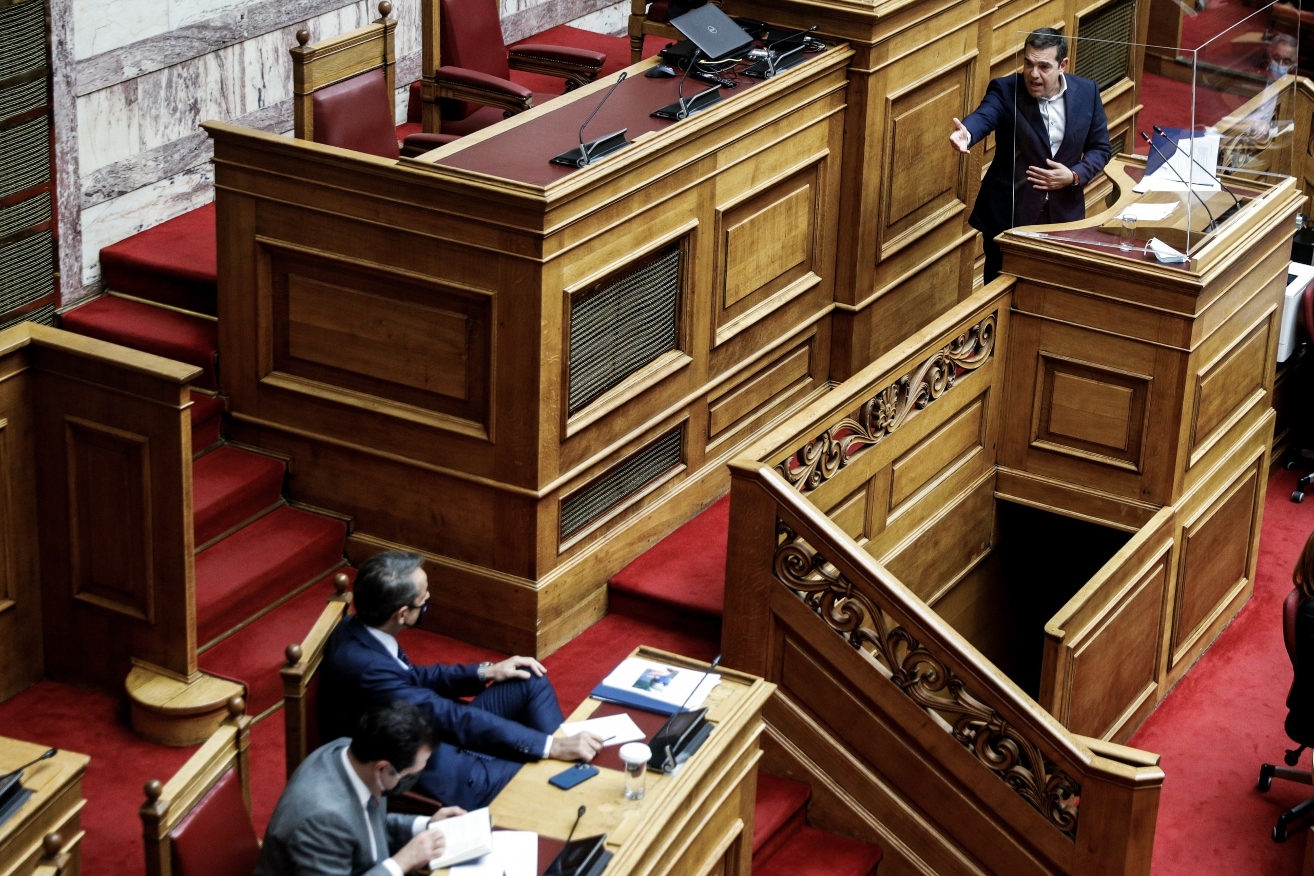 Ο Τσίπρας καταλογίζει στον Μητσοτάκη άγνοια για την απόγνωση του κόσμου – “Ασύστολα ψέματα και μυθολογίες” απαντά η κυβέρνηση