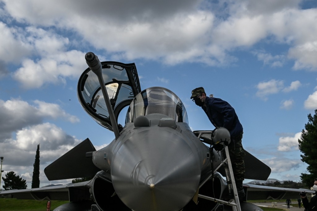 Άνοιξε τις πύλες της η Athens Flying Week 2022 – Τα βλέμματα στο F18C Hornet, το αεροσκάφος του “Maverick” και στα ελληνικά Rafale