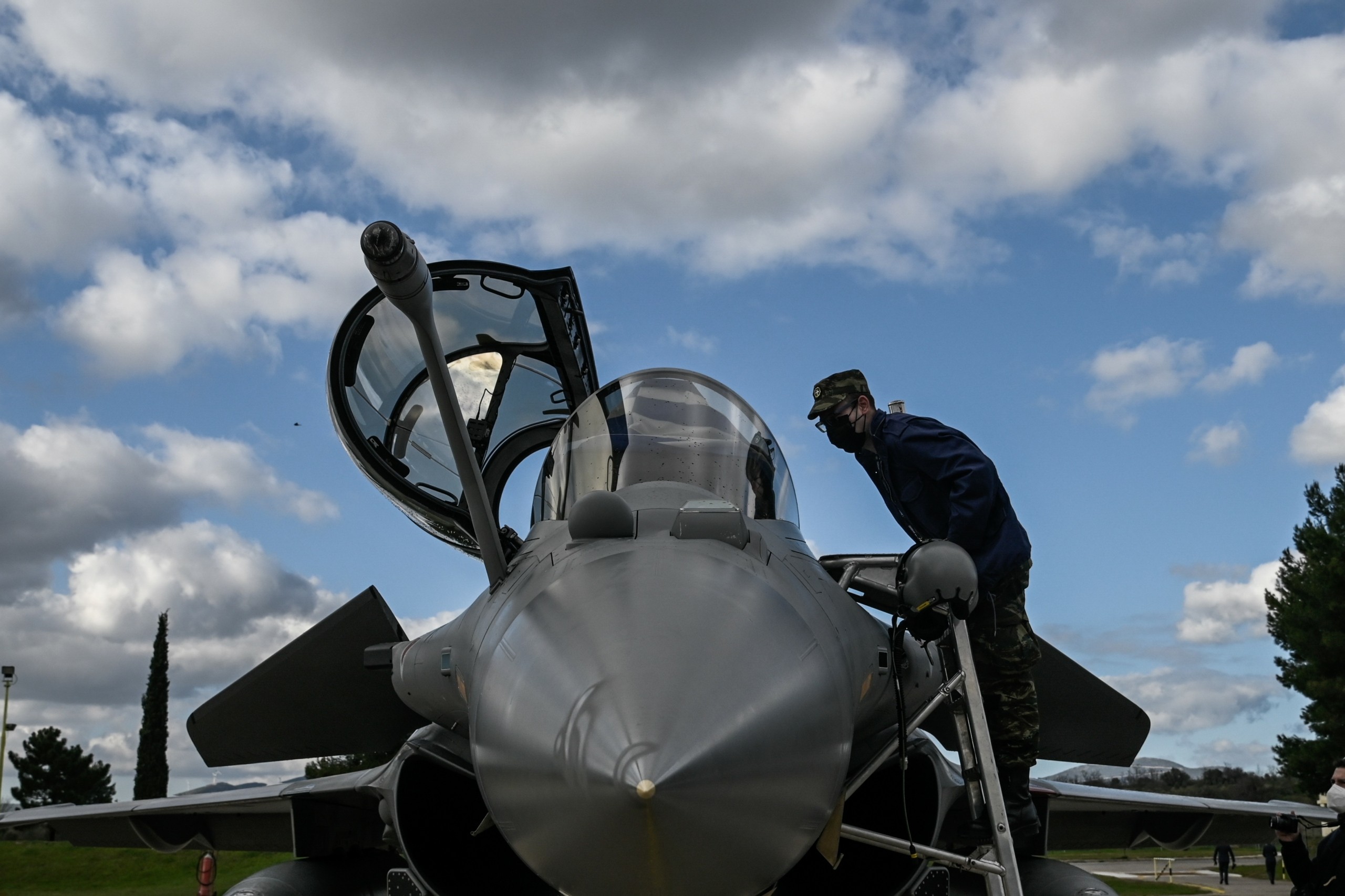 Άνοιξε τις πύλες της η Athens Flying Week 2022 – Τα βλέμματα στο F18C Hornet, το αεροσκάφος του “Maverick” και στα ελληνικά Rafale