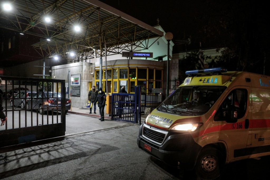 Μυστήριο με γυναίκα που βρέθηκε τραυματισμένη και ημίγυμνη στο έδαφος – Νοσηλεύεται στον Ευαγγελισμό