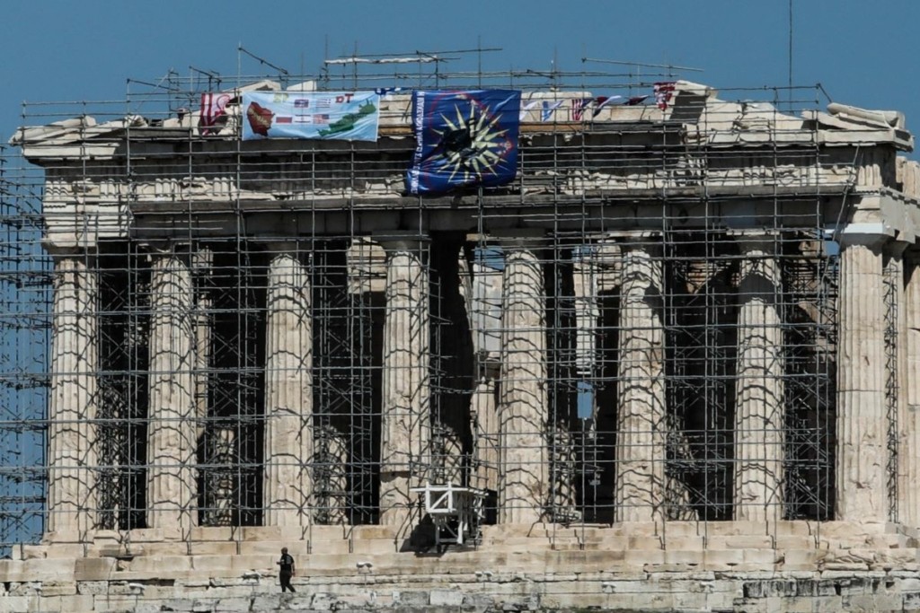 Παραμένει στις σκαλωσιές της Ακρόπολης ο άνδρας που κρέμασε τέσσερις σημαίες – Ζητά να δει τον Μητσοτάκη