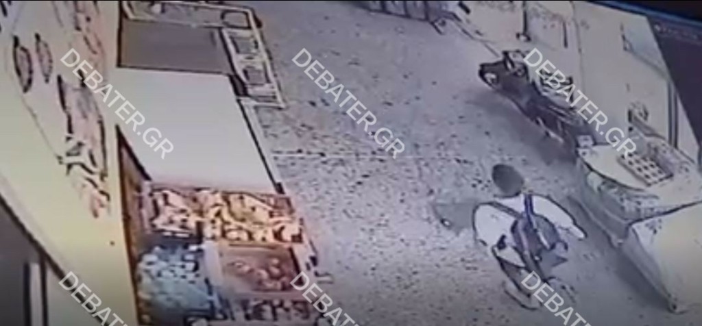 Ο φερόμενος δράστης του αιματηρού επεισοδίου στην πλατεία Βάθης – Τρέχει να ξεφύγει ενώ είναι αιμόφυρτος ένας τραυματίας (vids)