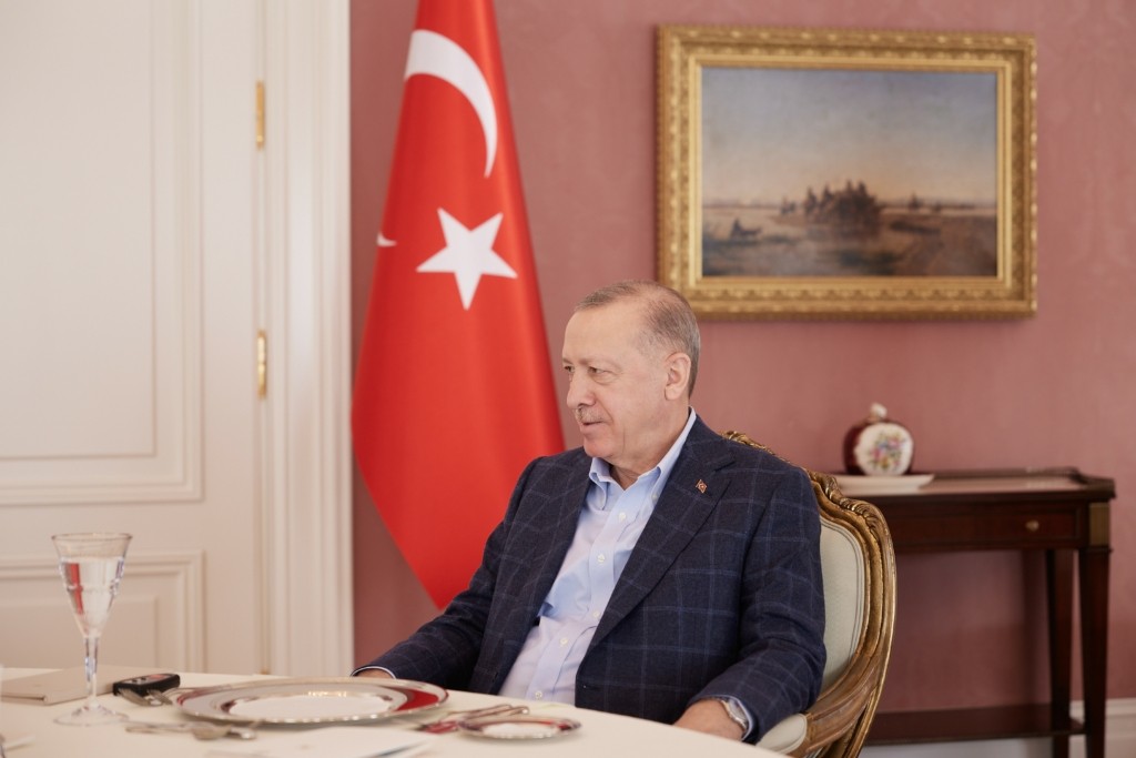 “Μόνο οι υποτακτικοί του Ερντογάν είναι ασφαλείς στην Τουρκία” – Ξεσπά στους NYT διάσημη τουρκάλα συγγραφέας