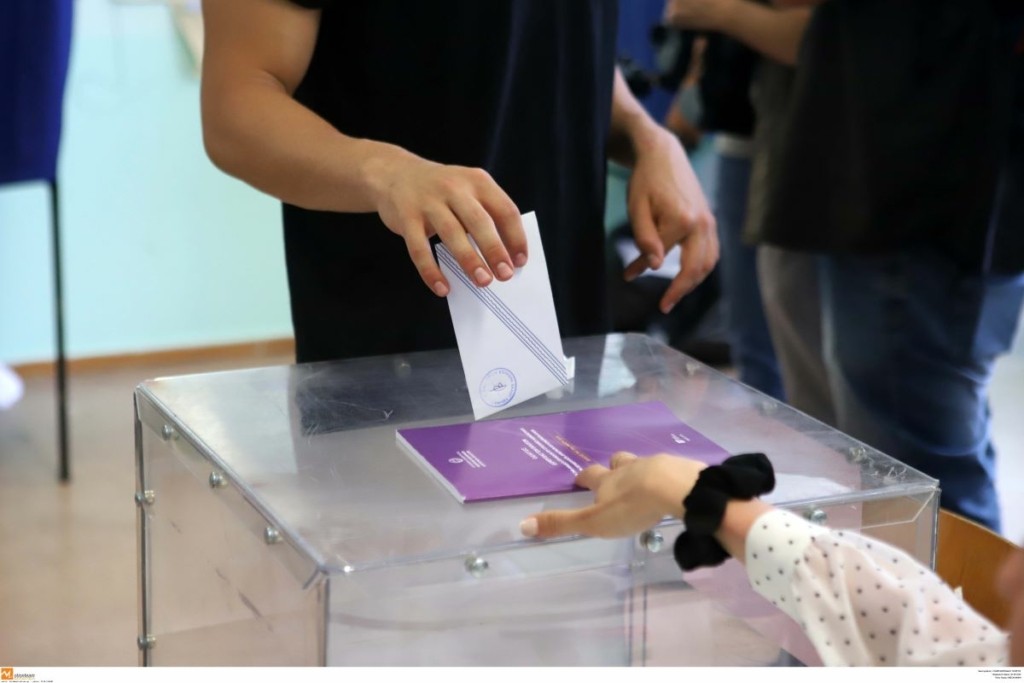 Στις 7,5 μονάδες η διαφορά ΝΔ από το ΣΥΡΙΖΑ σύμφωνα με νέα δημοσκόπηση – Καταλληλότερος πρωθυπουργός ο Μητσοτάκης με 38,9%