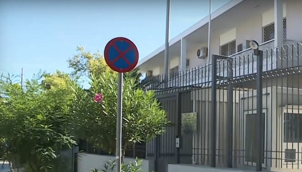 Άγνωστοι πέταξαν βόμβα μολότοφ έξω από την πρεσβεία του Ιράν στο Παλαιό Ψυχικό
