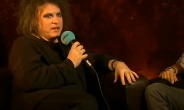 Ο τραγουδιστής των Cure και η… “τρομακτική” πρόβλεψη για τον θάνατο της βασίλισσας Ελισάβετ (vid)