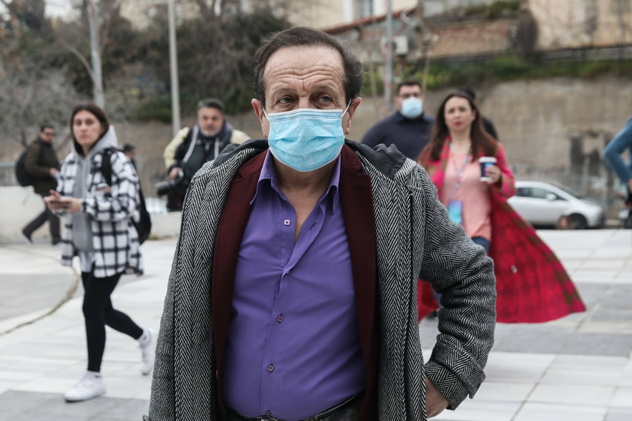 Ο Μπιμπίλας “καίει” τον Φιλιππίδη – “Πολλές κοπέλες εξαφανίστηκαν από το θέατρο – Μου είπε αυτές δεν θα ξαναβρούν δουλειά”