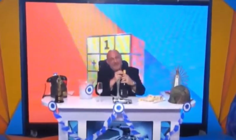 Καμία ντροπή! Παρουσιαστής άνοιγε σαμπάνια για να “γιορτάσει” τον θάνατο της βασίλισσας Ελισάβετ (vid)