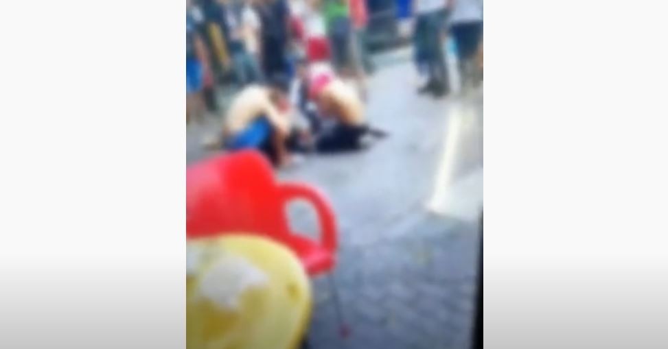 Βίντεο ντοκουμέντο από την πλατεία Βάθης – Η στιγμή που ο αιμόφυρτος τραυματίας βρίσκεται πεσμένος στο έδαφος