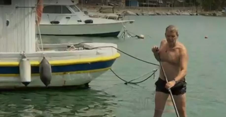 Ο Απόστολος Γκλέτσος φόρεσε το μαγιό του και κάνει SUP μπροστά στην κάμερα – Η συμβουλή του στον κόσμο (vid)