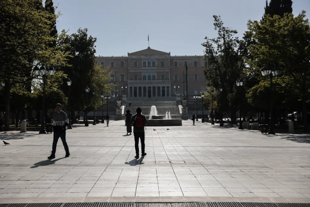 Ανακοινώνονται τα μέτρα για την εξοικονόμηση ενέργειας στο Δημόσιο – Κίνητρα στους συνεπείς και αλλαγές (vid)