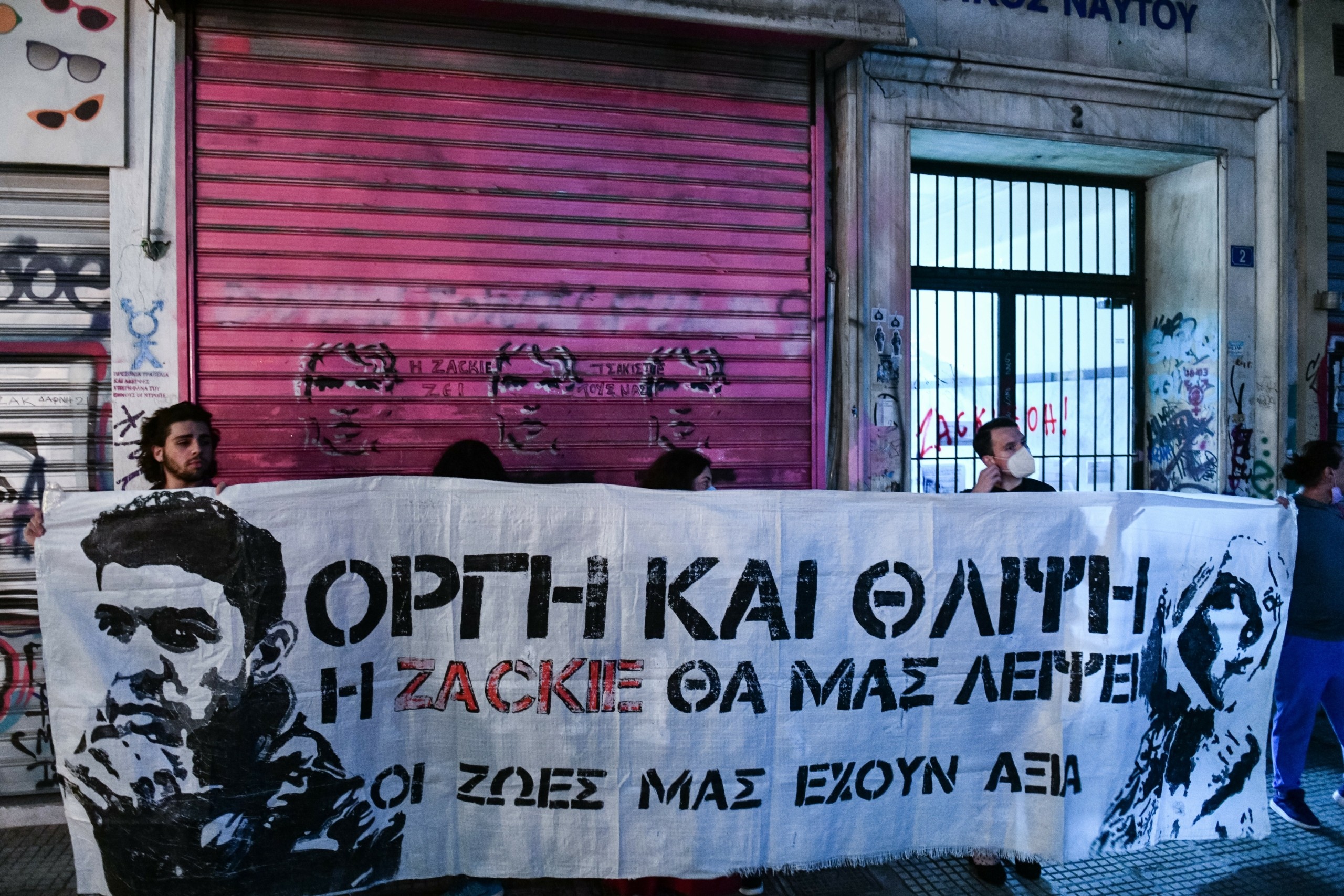 “Δεν άντεχα να είμαι σήμερα στην Αθήνα” – Ο κολλητός και παιδικός φίλος του Ζακ Κωστόπουλου “ανοίγει” την καρδιά του στο DEBATER