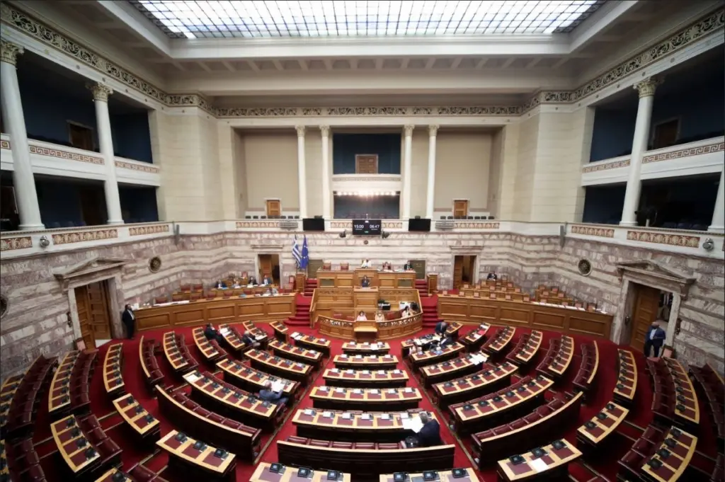 Νέα δημοσκόπηση δείχνει πως μικραίνει περισσότερο η ψαλίδα – Τι κυβέρνηση θέλουν οι Έλληνες και τι φοβούνται