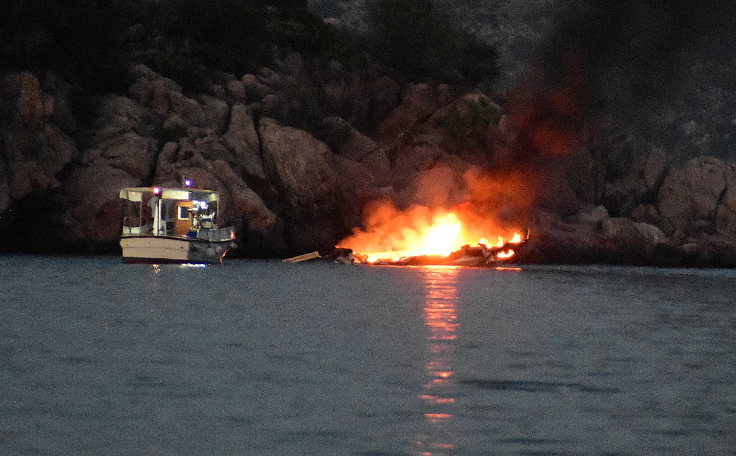 Φωτιά σε σκάφος στη Μαρίνα Αλίμου – Με εγκαύματα δύο εργάτες