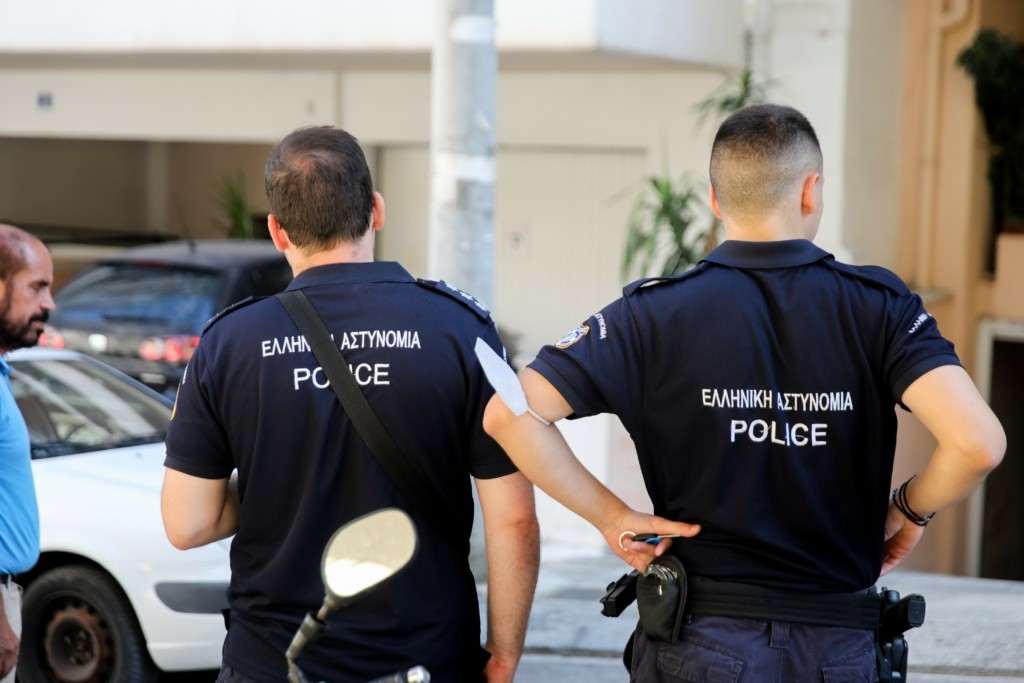 Συνελήφθη αστυνομικός για ενδοοικογενειακή βία στα Τρίκαλα – Τον κατήγγειλε η σύζυγός του
