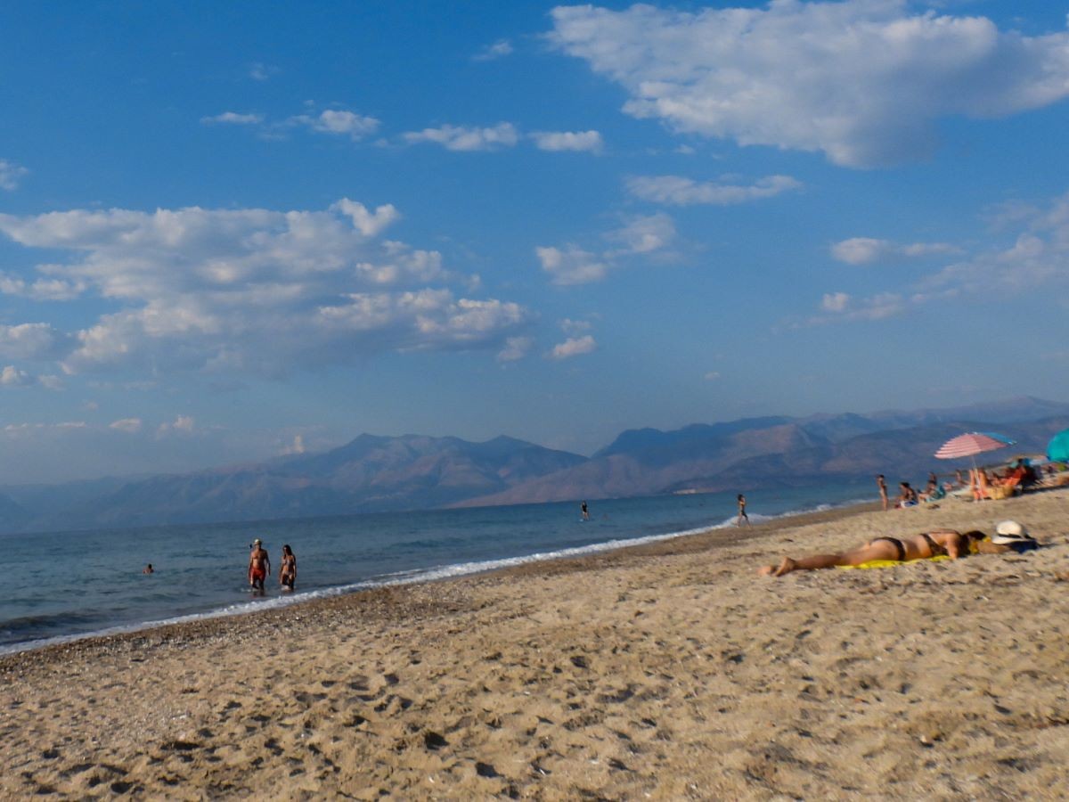 Παραμένουν οι νεφώσεις με άνοδο θερμοκρασίας και σκόνη την Παρασκευή