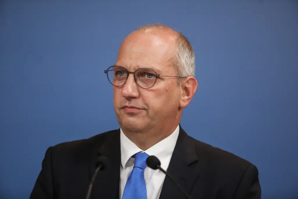 Αύξηση και διεύρυνση του επιδόματος θέρμανσης προανήγγειλε ο Οικονόμου – Tι εξετάζεται για τα ΜΜΜ (vid)