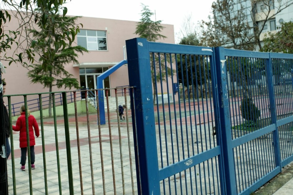 Μητέρα  που ισχυρίζεται ότι δεχόταν bullying το παιδί της η γυναίκα που μπούκαρε σε σχολείο του Βόλου και απειλούσε μαθητές