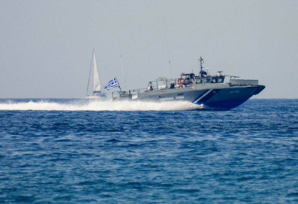 Ξύλινο σκάφος με μετανάστες νοτιοδυτικά της Πύλου – Ανάμεσα τους παιδιά (pics)