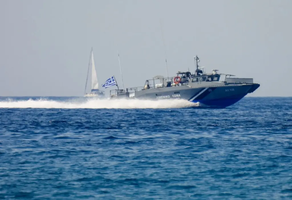 Ξύλινο σκάφος με μετανάστες νοτιοδυτικά της Πύλου – Ανάμεσα τους παιδιά (pics)