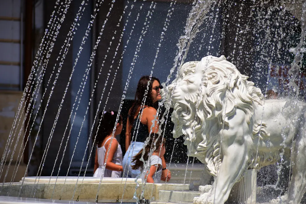 Καιρός σήμερα: Πρόωρο “καλοκαιράκι” με 30άρια – Πού θα εκδηλωθούν βροχές