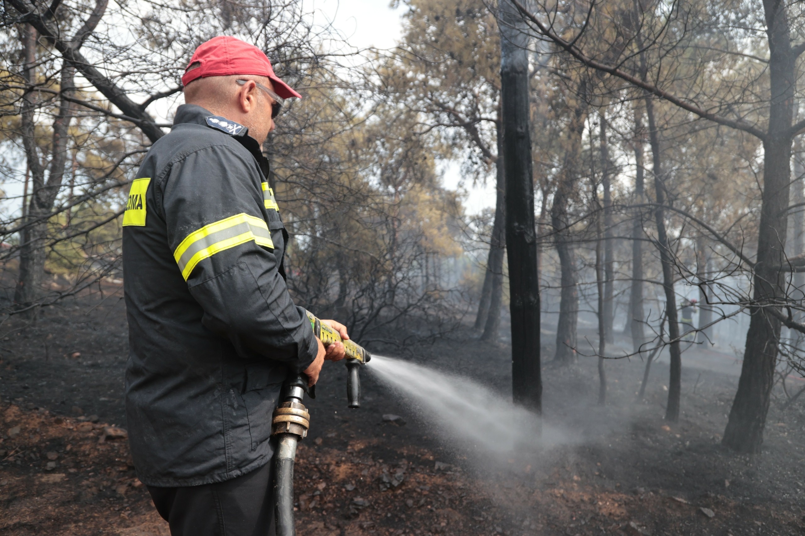 Φωτιά στον Ασπρόπυργο – Καίει σε χαμηλή βλάστηση – Δεν απειλούνται κατοικημένες περιοχές