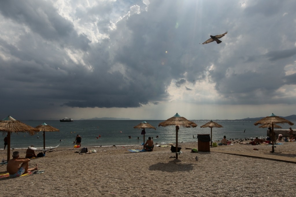 Με συννεφιά και τοπικές βροχές ξεκινά η εβδομάδα