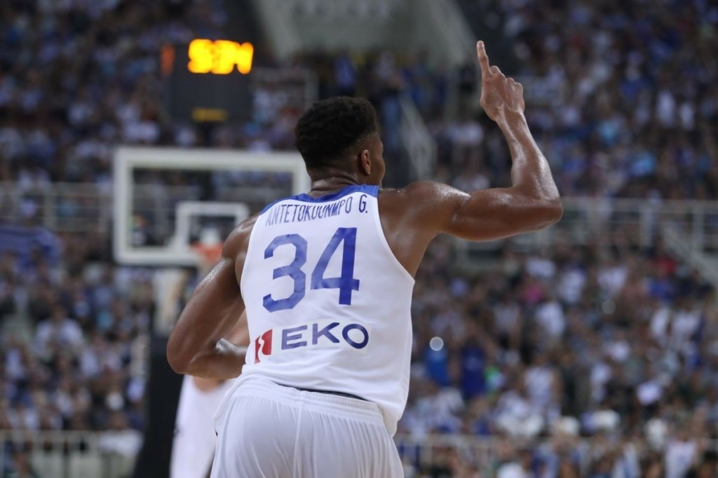 Ο “Greek Freak” μεταφράζει τα αγγλικά σε… αγγλικά και τρολάρει ασύστολα τον Γιαννούλη Λαρετζάκη (vid)