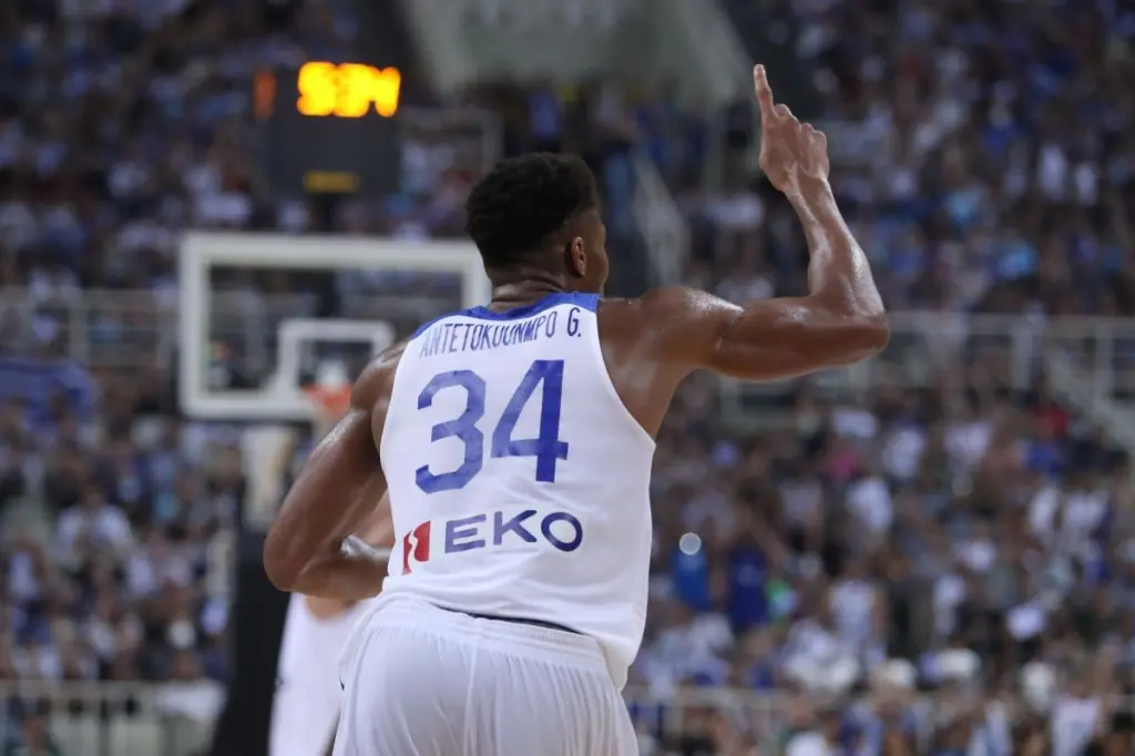 Ο “Greek Freak” μεταφράζει τα αγγλικά σε… αγγλικά και τρολάρει ασύστολα τον Γιαννούλη Λαρετζάκη (vid)