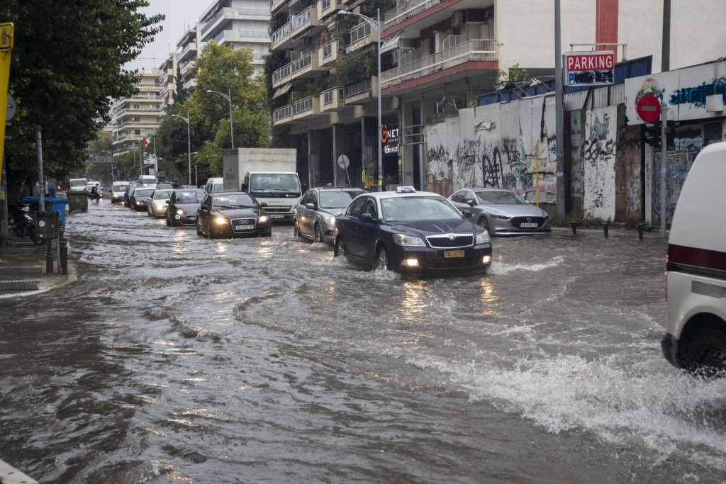 Απίστευτες εικόνες στη Θεσσαλονίκη από την κακοκαιρία – Πλημμύρισε το βράδυ η πόλη (vids)